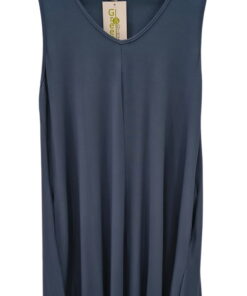 Vestido corto de punto en azul profundo, diseño monocolor con escote redondo, sin mangas, corte recto, bolsillos laterales y