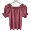 Blusa rosa de manga bombacha con volantes y tachas plateadas, escote elástico amplio, botones frontales y corte holgado para