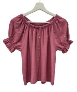 Blusa rosa de manga bombacha con volantes y tachas plateadas, escote elástico amplio, botones frontales y corte holgado para