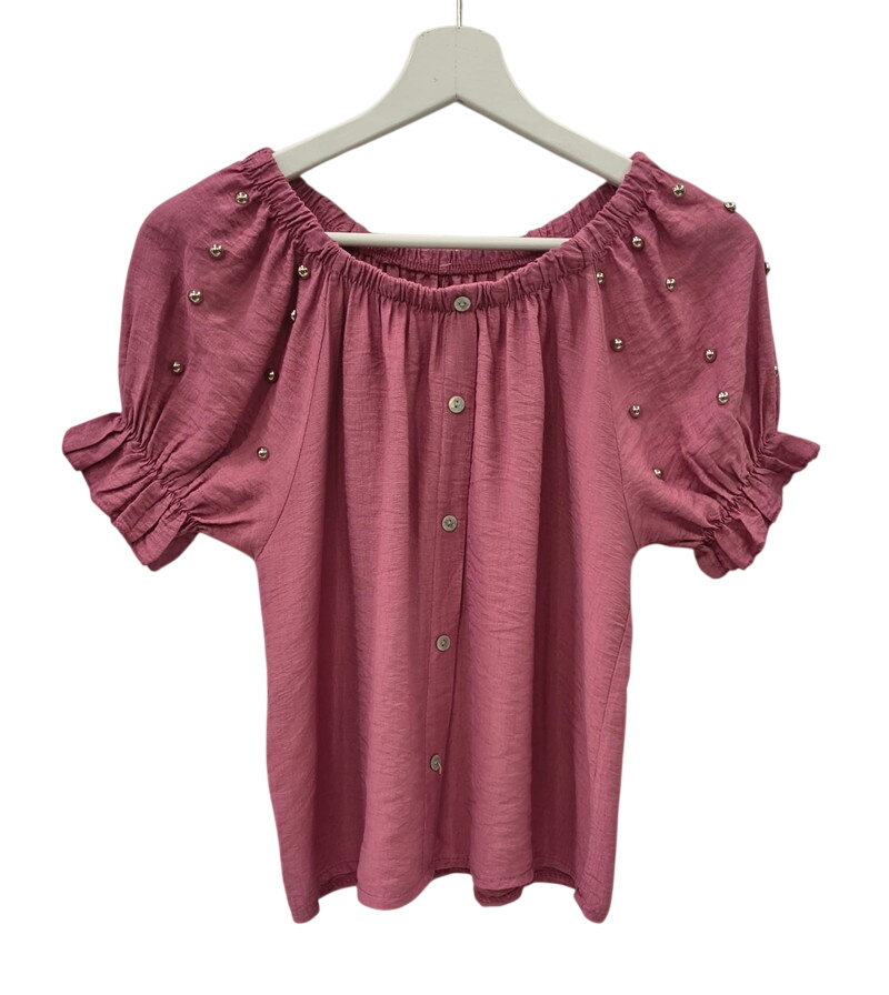 Blusa rosa de manga bombacha con volantes y tachas plateadas, escote elástico amplio, botones frontales y corte holgado para