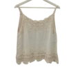 Camiseta de tirantes beige claro para chica, con encaje floral en el escote, detalles bordados en busto y bajo, y acabado ond