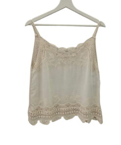 Camiseta de tirantes beige claro para chica, con encaje floral en el escote, detalles bordados en busto y bajo, y acabado ond