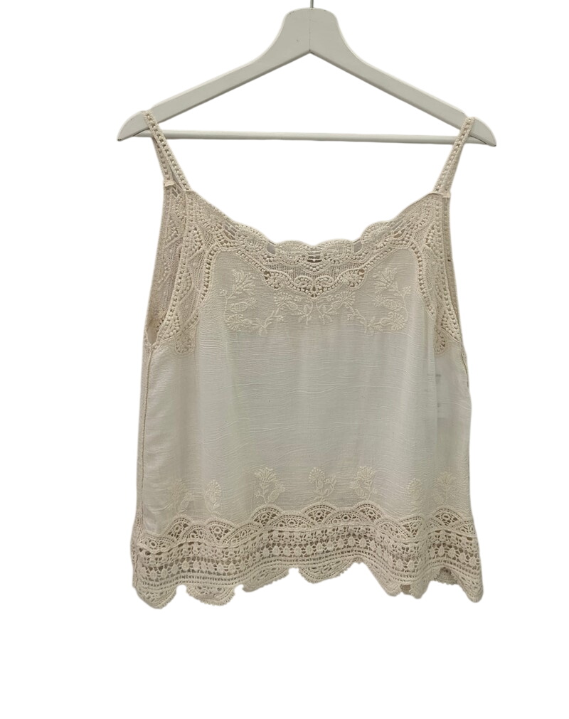 Camiseta de tirantes beige claro para chica, con encaje floral en el escote, detalles bordados en busto y bajo, y acabado ond