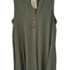 Vestido midi unicolor verde oliva para chica, sin mangas y textura rugosa, con escote en V y collar dorado de cadena y colgue