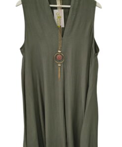 Vestido midi unicolor verde oliva para chica, sin mangas y textura rugosa, con escote en V y collar dorado de cadena y colgue