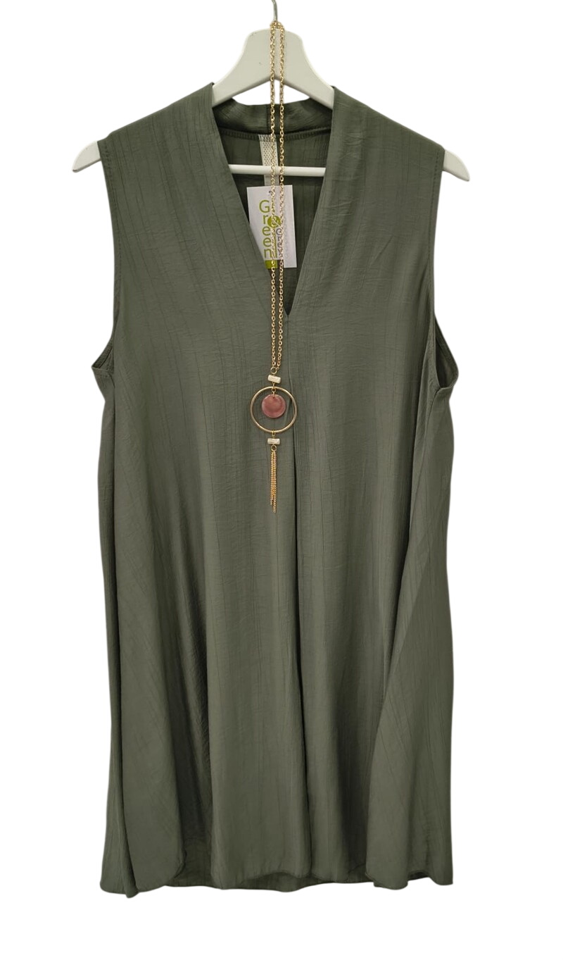 Vestido midi unicolor verde oliva para chica, sin mangas y textura rugosa, con escote en V y collar dorado de cadena y colgue