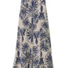Mono largo de tirantes finos para chica, con estampado floral y arabescos azules sobre fondo claro, corte ancho y tejido flú