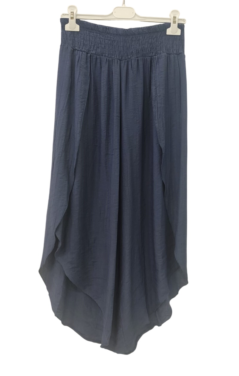 Pantalón flojo azul profundo para chica, corte largo holgado, con aberturas frontales en las piernas y textura arrugada en la