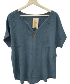 Blusón azul grisáceo para chica, 100% algodón con flores bordadas en toda la prenda, escote en V, mangas cortas y botón de m