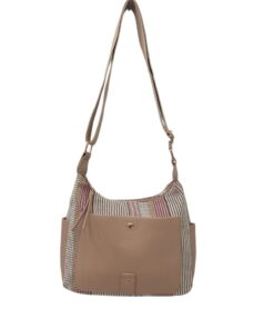 Bolso bandolera en beige claro con panel geométrico en rosa, blanco y negro, asa larga regulable, cierre de cremallera y bols