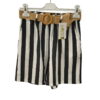 Pantalón corto de rayas verticales blanco y negro para chica, corte holgado, cinturilla elástica y cinturón trenzado beige