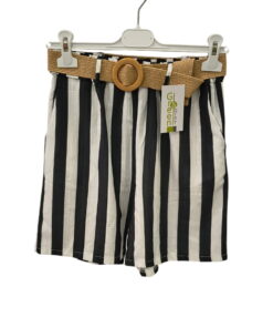 Pantalón corto de rayas verticales blanco y negro para chica, corte holgado, cinturilla elástica y cinturón trenzado beige