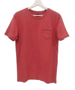 Camiseta de chico monocolor roja con corte recto, cuello redondo y bolsillo cuadrado en el pecho, confeccionada en algodón y