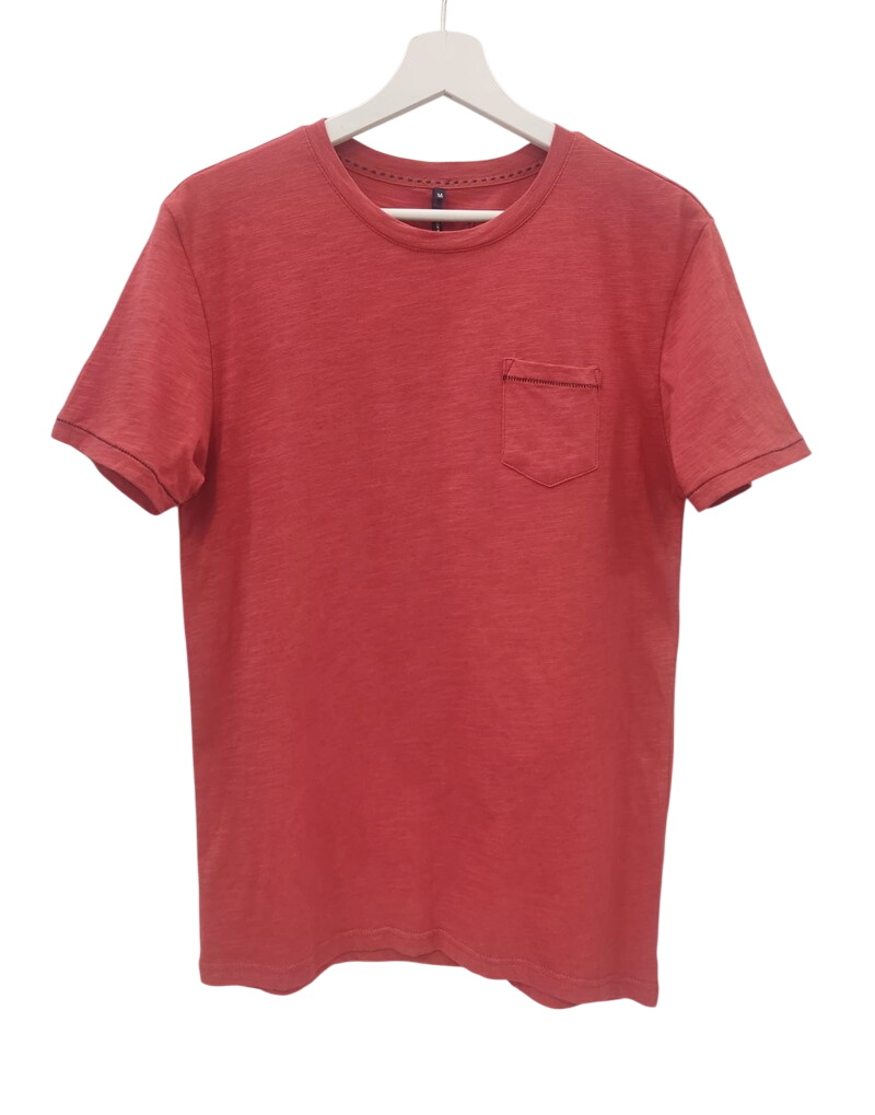 Camiseta de chico monocolor roja con corte recto, cuello redondo y bolsillo cuadrado en el pecho, confeccionada en algodón y