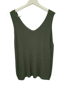 Top de punto fino para chica en color verde oliva, con tirantes y escote en V, ajuste recto, tejido suave y acabado sin adorn