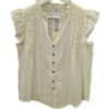 Blusa sin mangas para chica en tono beige claro, con puntos negros, volantes en hombros, cuello mao y botones contrastados