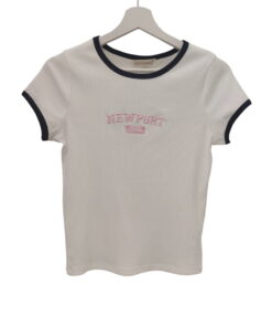 Camiseta de canalé para chica en tono blanco o crema, manga corta, cuello redondo ribeteado en contraste oscuro y logo New  |