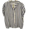 Camisa holgada de chica con rayas verticales en azul marino y blanco, cuello mao, manga corta amplia y tejido fluido de viscó