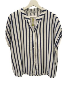Camisa holgada de chica con rayas verticales en azul marino y blanco, cuello mao, manga corta amplia y tejido fluido de viscó