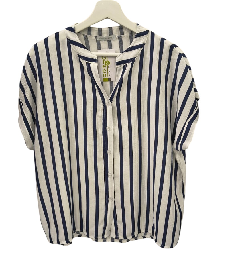 Camisa holgada de chica con rayas verticales en azul marino y blanco, cuello mao, manga corta amplia y tejido fluido de viscó