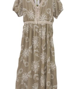 Vestido largo de manga corta abullonada en tono beige oliva, con bordados florales blancos, escote en V con encaje y botonadu