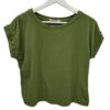 Camiseta básica de manga corta para chica en color verde oliva, algodón suave, cuello redondo y tachas metálicas en forma de