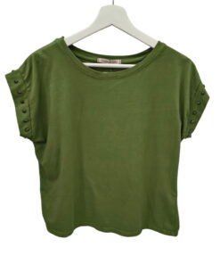 Camiseta básica de manga corta para chica en color verde oliva, algodón suave, cuello redondo y tachas metálicas en forma de