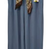 Pantalón largo de chica monocolor azul grisáceo, corte recto, cinturilla elástica fruncida y pañuelo estampado paisley anudao