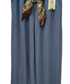 Pantalón largo de chica monocolor azul grisáceo, corte recto, cinturilla elástica fruncida y pañuelo estampado paisley anudao