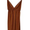 Vestido corto de tirantes marrón terracota para chica, escote en V con tachas metálicas decorativas y fruncido bajo el busto