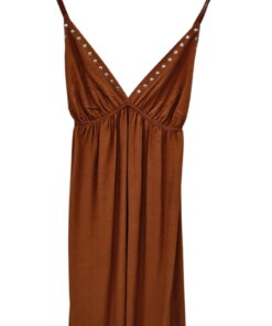 Vestido corto de tirantes marrón terracota para chica, escote en V con tachas metálicas decorativas y fruncido bajo el busto
