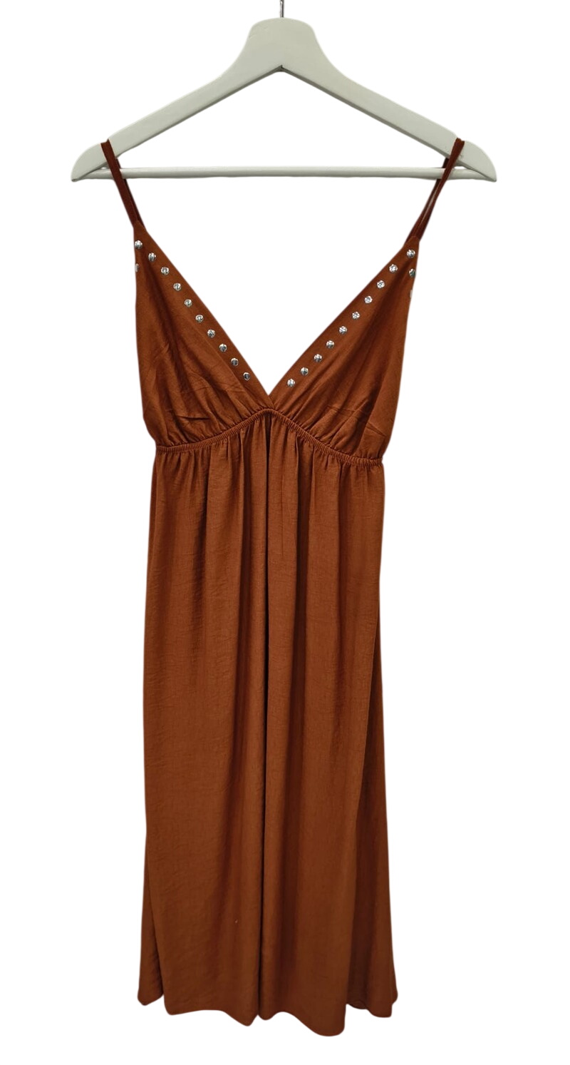 Vestido corto de tirantes marrón terracota para chica, escote en V con tachas metálicas decorativas y fruncido bajo el busto