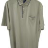Polo de chico en gris claro, corte recto, tejido suave mezcla de algodón y elástico, con detalles de cuadros azules y blancos