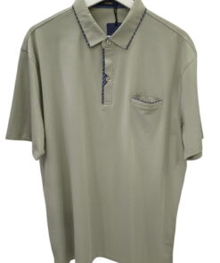 Polo de chico en gris claro, corte recto, tejido suave mezcla de algodón y elástico, con detalles de cuadros azules y blancos
