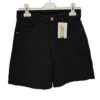 Short vaquero negro de chica, tejido denim ligeramente elástico, corte ajustado en la cintura y detalles metálicos en bolsos