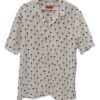 Camisa blanca para chico en algodón ligero con estampado de palmeras oscuras, cuello cubano, manga corta y corte recto, ideal