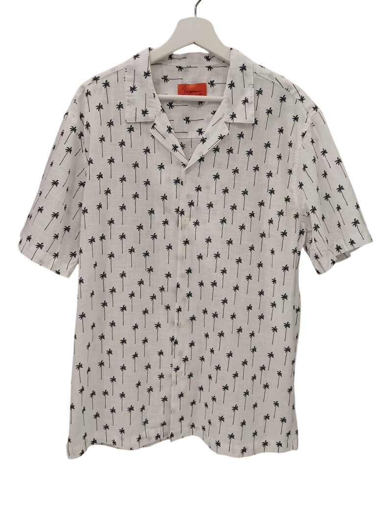 Camisa blanca para chico en algodón ligero con estampado de palmeras oscuras, cuello cubano, manga corta y corte recto, ideal