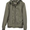 Cazadora para chico en verde oliva impermeable, con capucha ajustable y bolsillos de solapa, cierre de cremallera central y