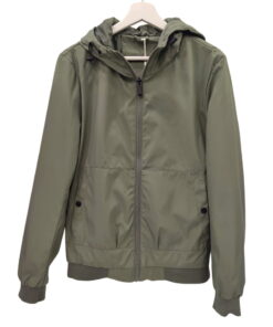 Cazadora para chico en verde oliva impermeable, con capucha ajustable y bolsillos de solapa, cierre de cremallera central y