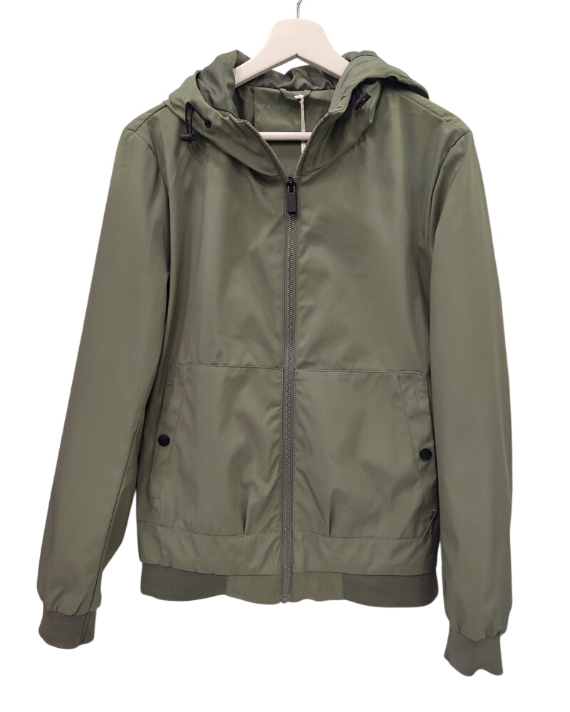 Cazadora para chico en verde oliva impermeable, con capucha ajustable y bolsillos de solapa, cierre de cremallera central y