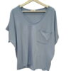 Camiseta azul claro oversize de chica con cuello en V amplio, bolsillo cuadrado en el pecho, tejido suave de algodón elástico