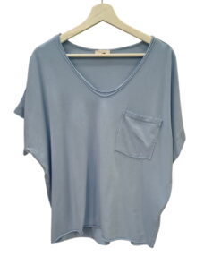 Camiseta azul claro oversize de chica con cuello en V amplio, bolsillo cuadrado en el pecho, tejido suave de algodón elástico