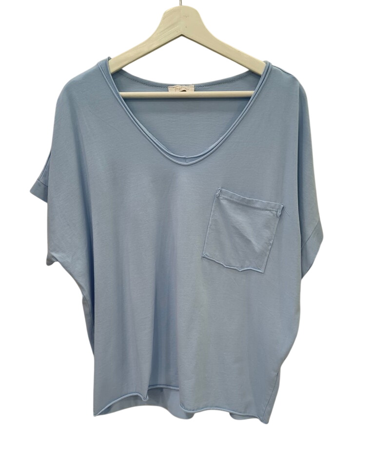 Camiseta azul claro oversize de chica con cuello en V amplio, bolsillo cuadrado en el pecho, tejido suave de algodón elástico