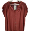 Camisa holgada marrón terracota para chica, textura rugosa, cuello en V, detalle de ganchillo en la espalda alta, manga corta