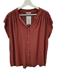 Camisa holgada marrón terracota para chica, textura rugosa, cuello en V, detalle de ganchillo en la espalda alta, manga corta