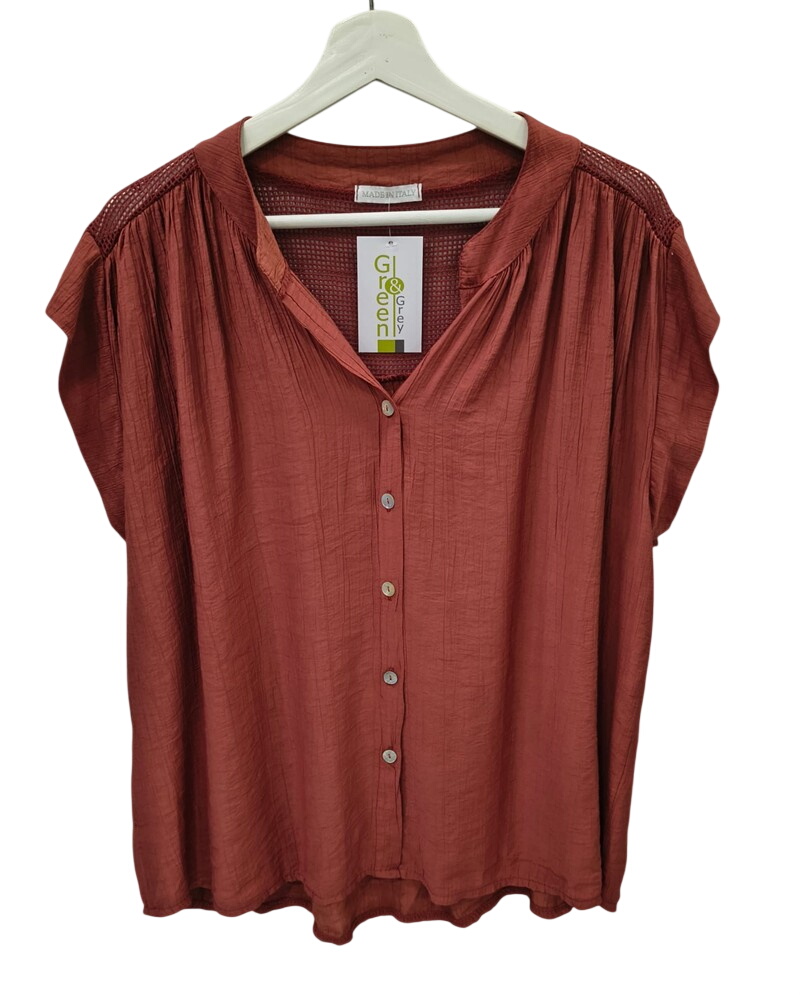 Camisa holgada marrón terracota para chica, textura rugosa, cuello en V, detalle de ganchillo en la espalda alta, manga corta