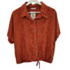Camisa unicolor terracota para chica con bordados paisley, manga corta amplia, cuello clásico y cordón ajustable en el bajo
