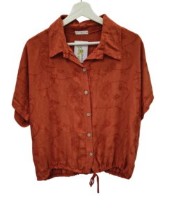 Camisa unicolor terracota para chica con bordados paisley, manga corta amplia, cuello clásico y cordón ajustable en el bajo
