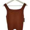 Top de punto fino marrón terracota para chica, tirantes anchos con tachas plateadas en los bordes y escote redondeado, ajuste