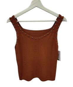 Top de punto fino marrón terracota para chica, tirantes anchos con tachas plateadas en los bordes y escote redondeado, ajuste